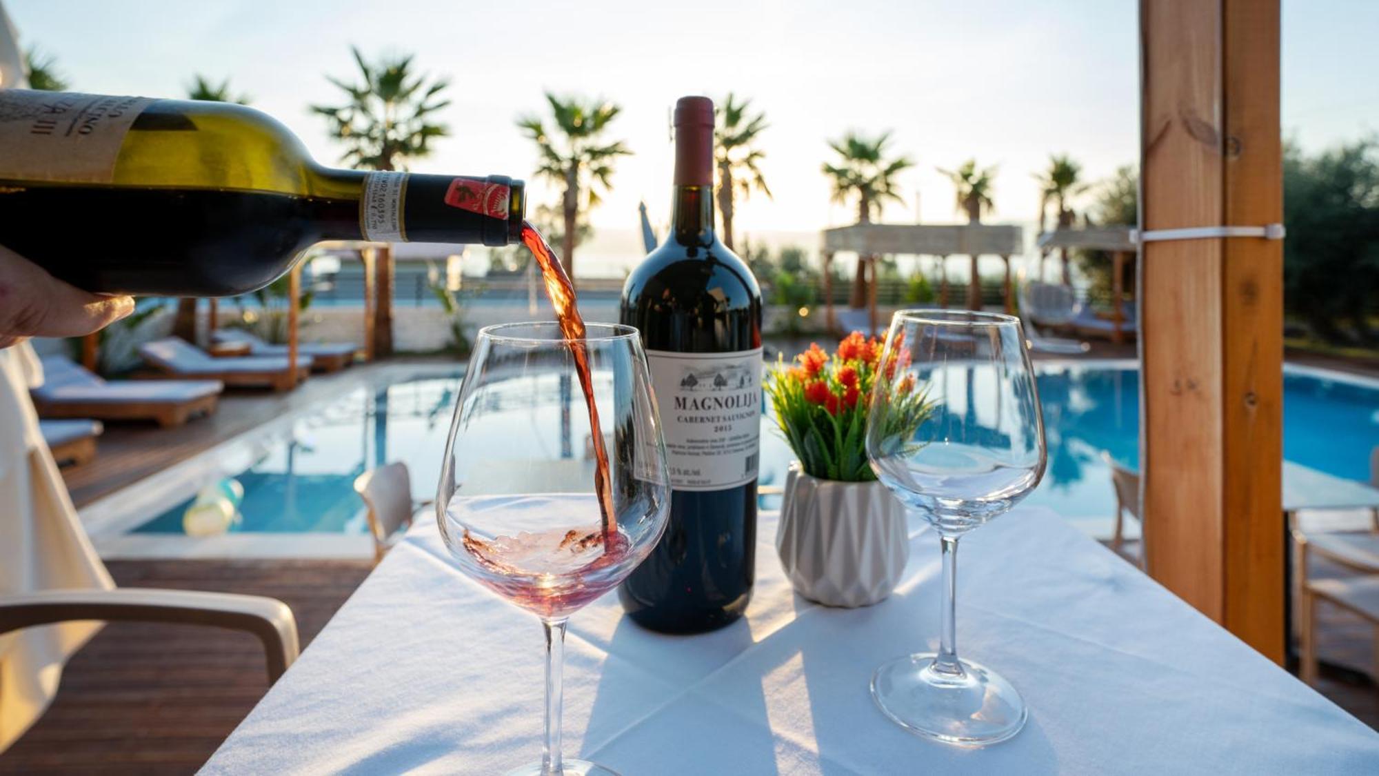 Sea Queen Luxury Hotel Radhima Kültér fotó