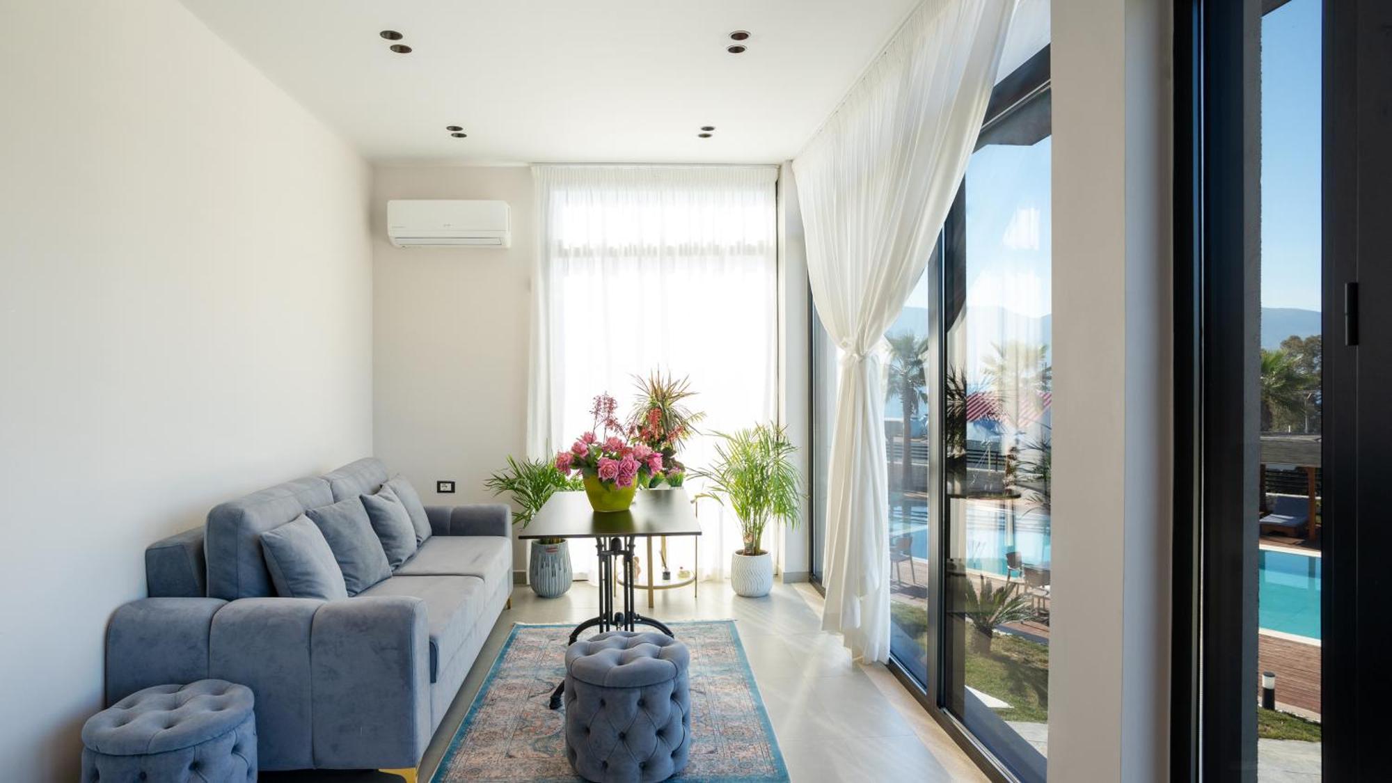 Sea Queen Luxury Hotel Radhima Kültér fotó