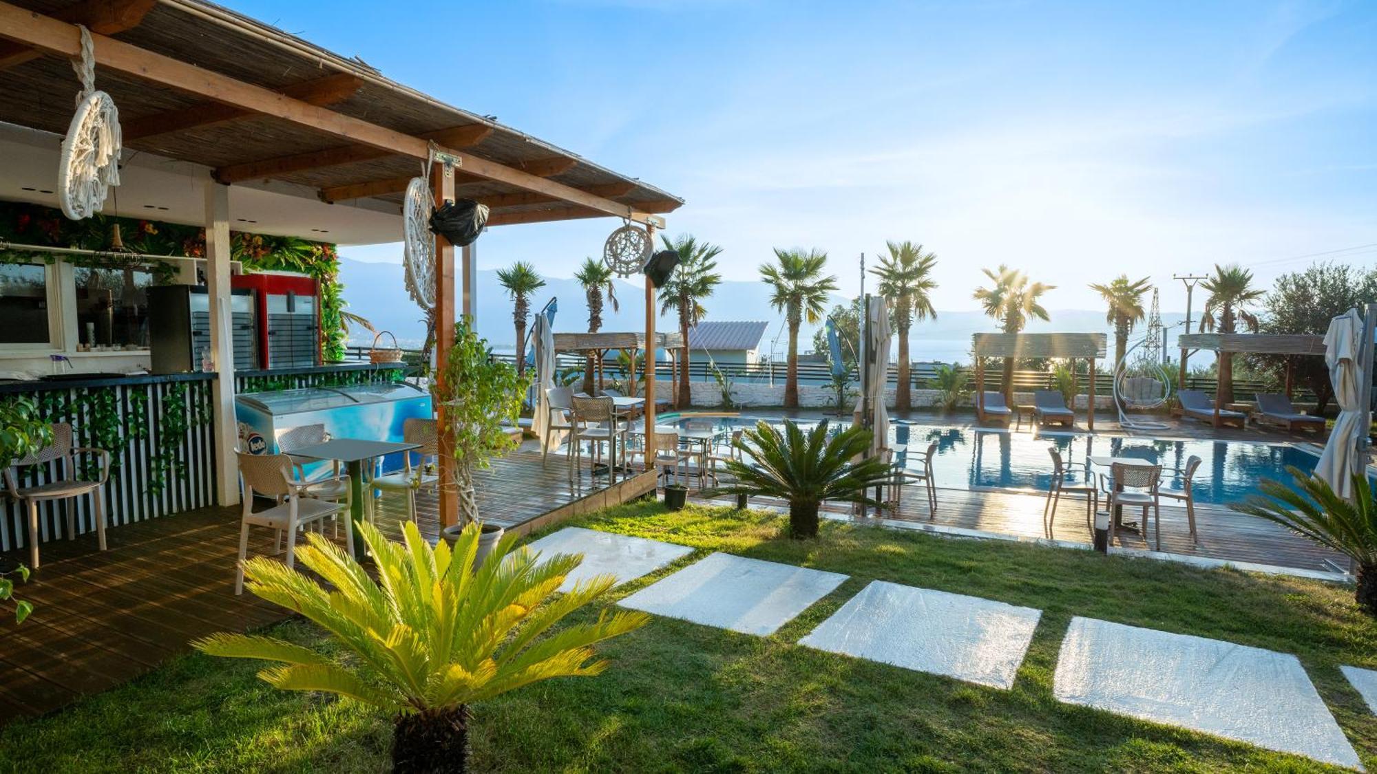 Sea Queen Luxury Hotel Radhima Kültér fotó
