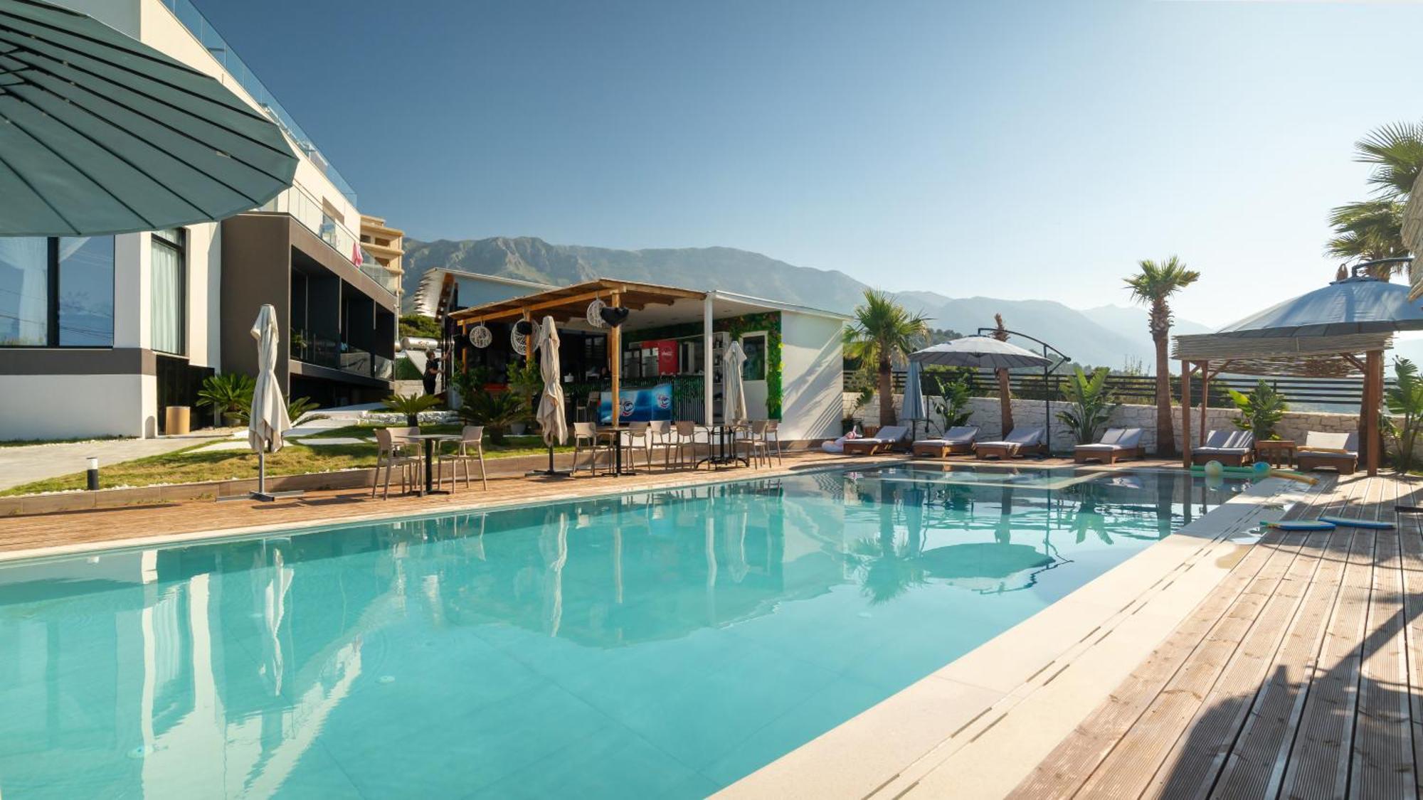 Sea Queen Luxury Hotel Radhima Kültér fotó