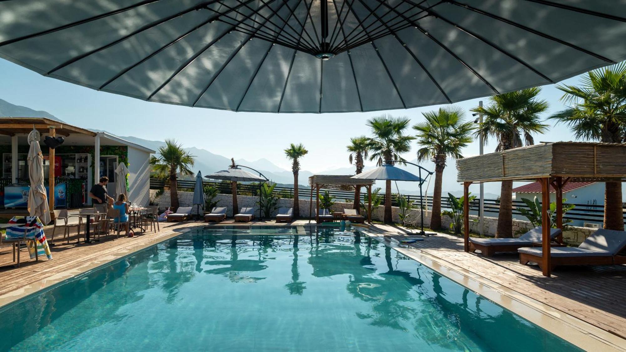 Sea Queen Luxury Hotel Radhima Kültér fotó
