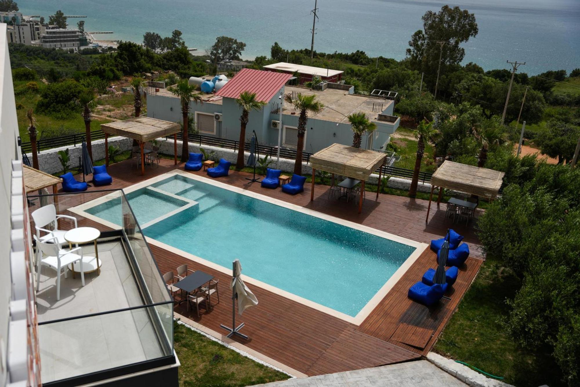 Sea Queen Luxury Hotel Radhima Kültér fotó