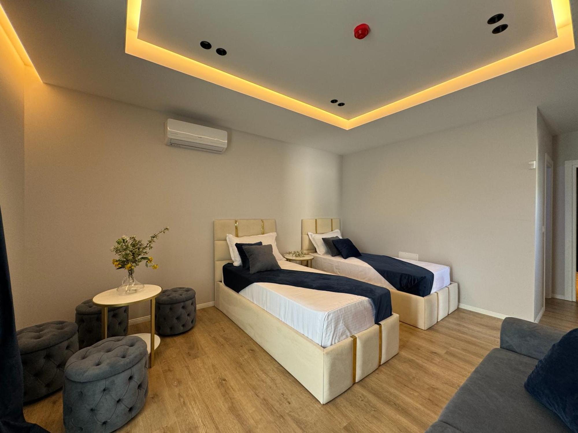 Sea Queen Luxury Hotel Radhima Kültér fotó